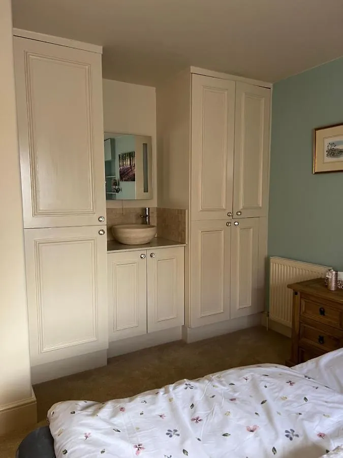 Studio Flat Central Cheltenham Parking Off Road Apartment