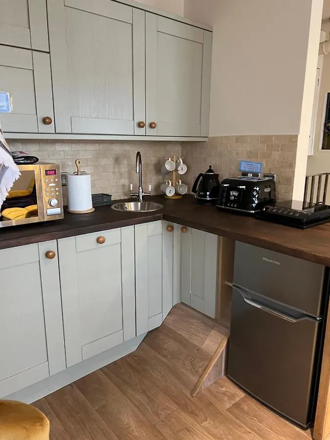 Studio Flat Central Cheltenham Parking Off Road 0*,  United Kingdom